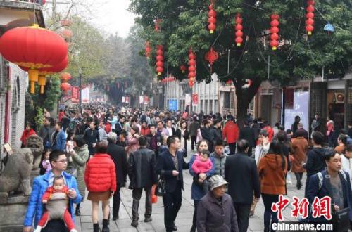 春节长假，福州三坊七巷游人如织。　记者刘可耕 摄