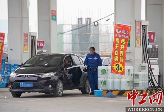 郑州一家“中国石化”加油站被质疑：是“李逵”还是“李鬼”