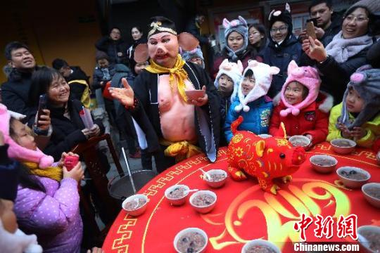 “暖心”腊八节开启中国年 全民喝粥“讨彩头”