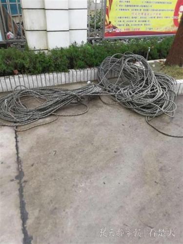 装修工16楼作业弄脏业主衣服 被对方割断安全绳