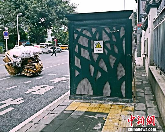 福州“霸气”电箱挡行人路  公益人士盼保障盲人路权