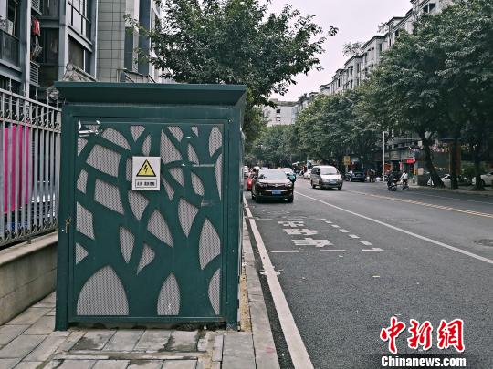 福州“霸气”电箱挡行人路  公益人士盼保障盲人路权