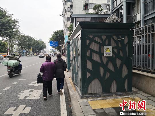 福州“霸气”电箱挡行人路  公益人士盼保障盲人路权