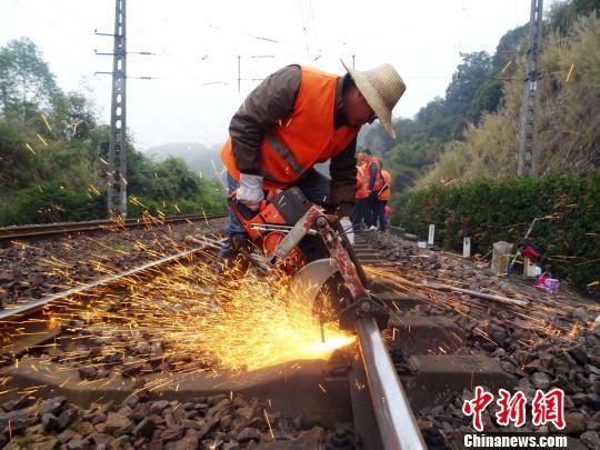 春运幕後：鹰厦铁路线上的“钢轨医生”