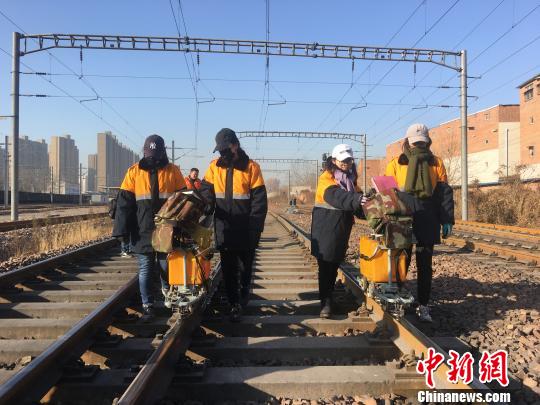铁路“探花儿”：每天徒步8公里 一个月穿坏一双鞋