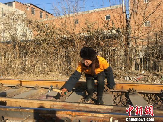 铁路“探花儿”：每天徒步8公里 一个月穿坏一双鞋