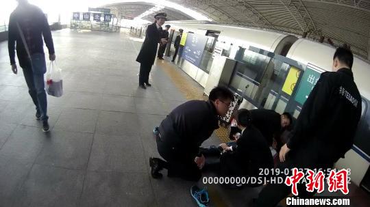 男子半年两次癫痫病发 救他的居然是同一个民警