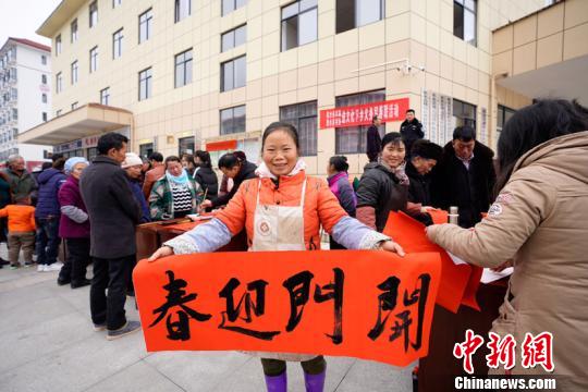 贵州惠水县万名易地扶贫搬迁民众同吃团圆饭