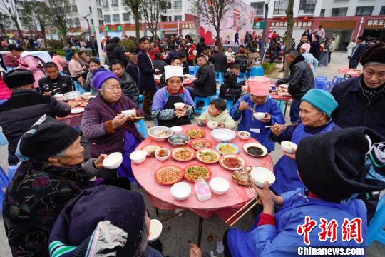 贵州惠水县万名易地扶贫搬迁民众同吃团圆饭