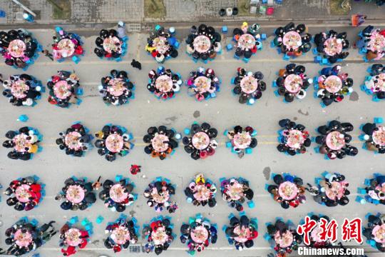 贵州惠水县万名易地扶贫搬迁民众同吃团圆饭