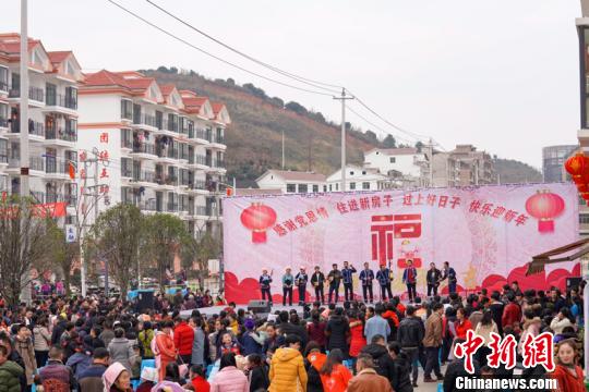 贵州惠水县万名易地扶贫搬迁民众同吃团圆饭