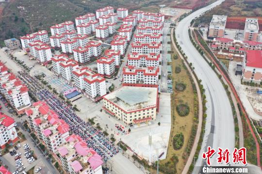 贵州惠水县万名易地扶贫搬迁民众同吃团圆饭