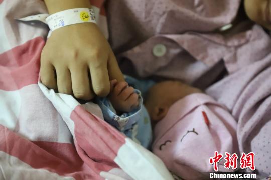 孕妇高速上产女 交警医生合力架起生命绿色通道