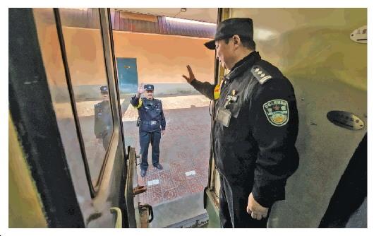 60岁铁警坚守岗位：让自己的最後一次春运不留遗憾