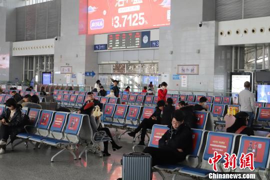 除夕浙江温州南站“众生百态”：回家与坚守