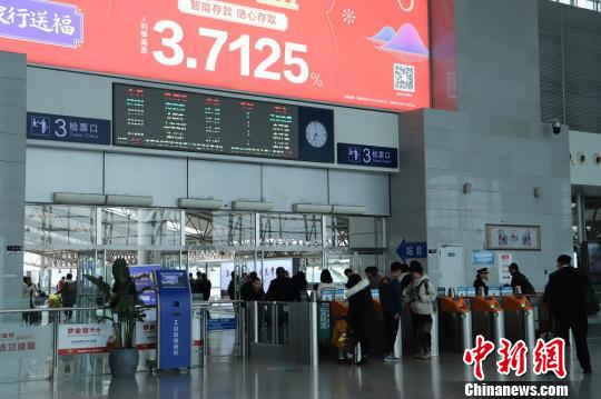 除夕浙江温州南站“众生百态”：回家与坚守