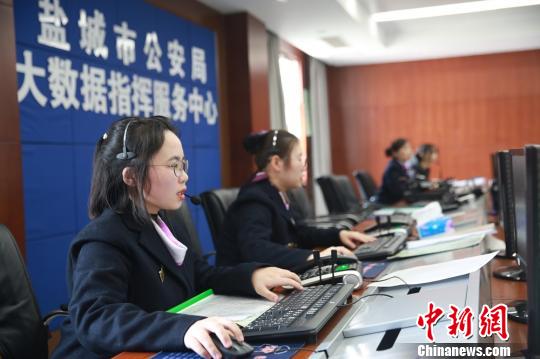 探访盐城市公安局110报警服务台：为群众平安过节站岗放哨