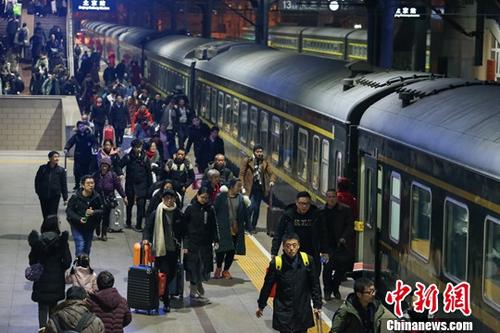 乘警老张“三双鞋”走实春运路