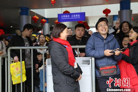 安徽黄山风景区迎来春节旅游高峰 接待游客近3万人