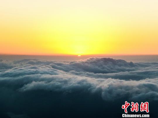 安徽黄山风景区迎来春节旅游高峰 接待游客近3万人