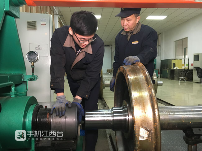 【新春走基层】火车“足道师”：一天弯腰上万次 搬动轴承近万斤