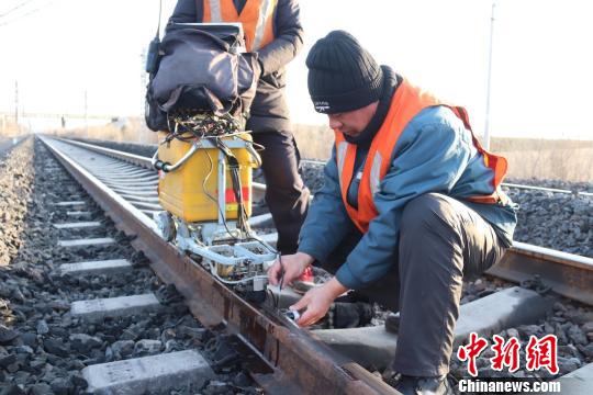 “钢轨医疗队”为铁路做体检 守护春运安全路