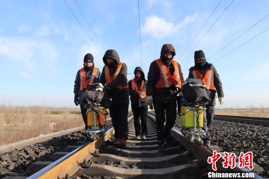 “钢轨医疗队”为铁路做体检 守护春运安全路