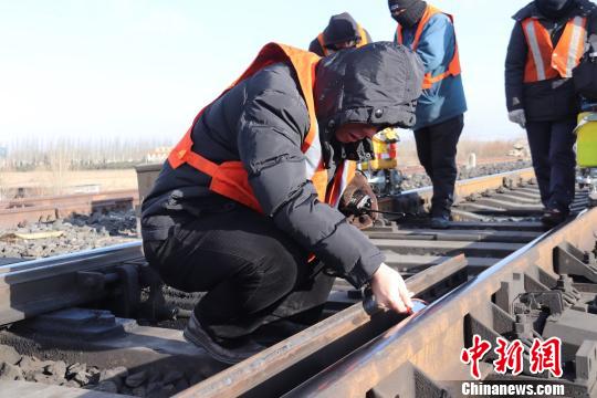 “钢轨医疗队”为铁路做体检 守护春运安全路