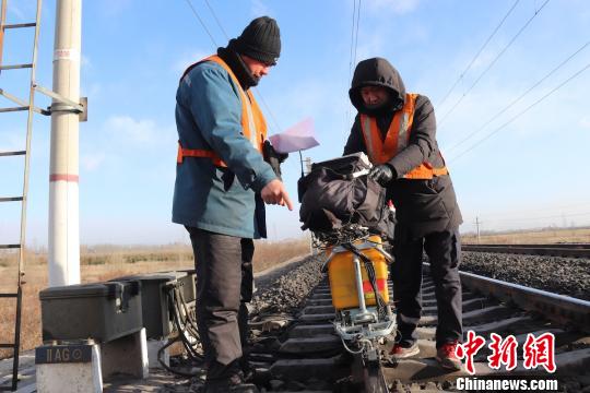 “钢轨医疗队”为铁路做体检 守护春运安全路