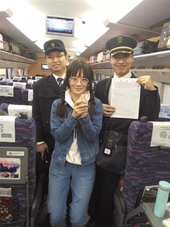 钻戒掉入便池 动车机械师用筷子掏回
