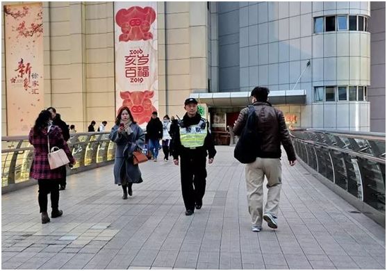 2岁孩子对塑料男模喊爸爸，民警爸爸看视频看哭了