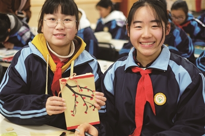 开学典礼成了包书皮比赛