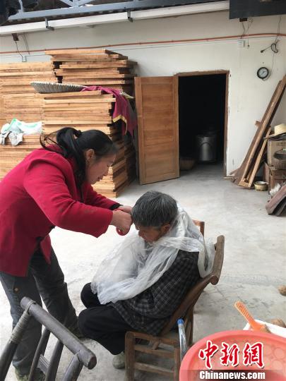 湖北夷陵：好侄媳照顾重病叔婶二十余载(图)