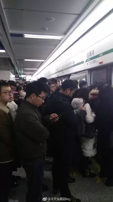 今早，成都地铁4号线挤上了热搜！这封“致歉信”暖了上班族的心