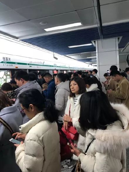 今早，成都地铁4号线挤上了热搜！这封“致歉信”暖了上班族的心