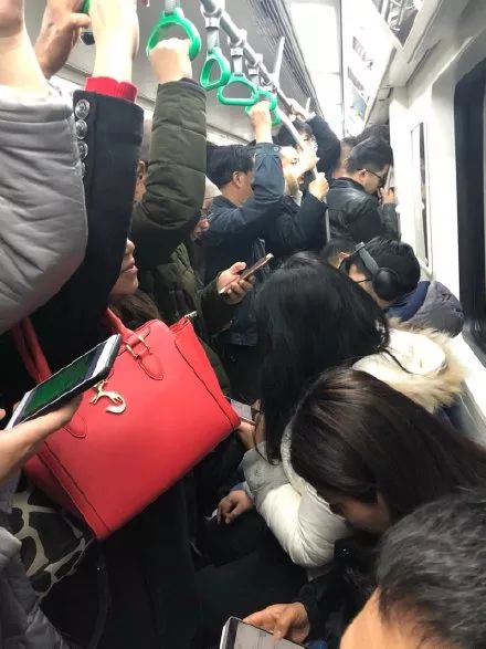 今早，成都地铁4号线挤上了热搜！这封“致歉信”暖了上班族的心