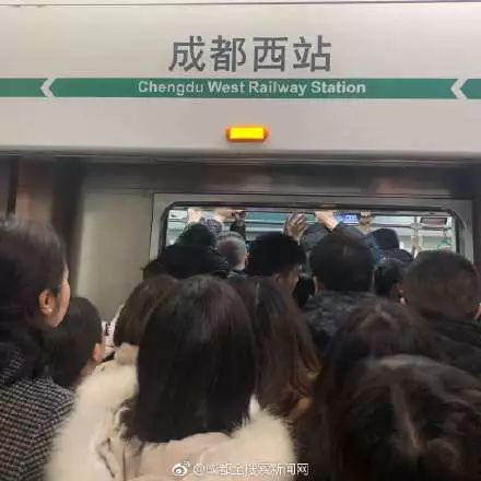 今早，成都地铁4号线挤上了热搜！这封“致歉信”暖了上班族的心