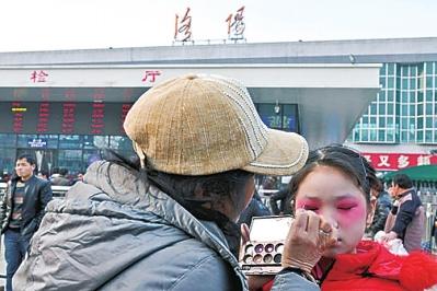 11岁女孩车站唱戏帮摆摊奶奶揽客 梦想成名後能买套大房子