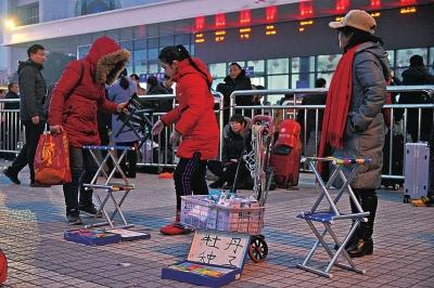 11岁女孩车站唱戏帮摆摊奶奶揽客 梦想成名後能买套大房子