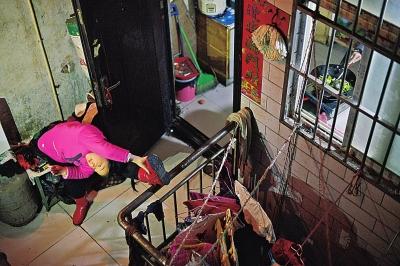 11岁女孩车站唱戏帮摆摊奶奶揽客 梦想成名後能买套大房子