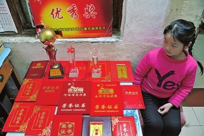 11岁女孩车站唱戏帮摆摊奶奶揽客 梦想成名後能买套大房子