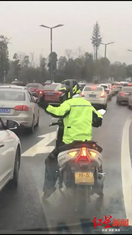 超酷！救护车遇堵，>机车小哥挨个敲车窗开道
