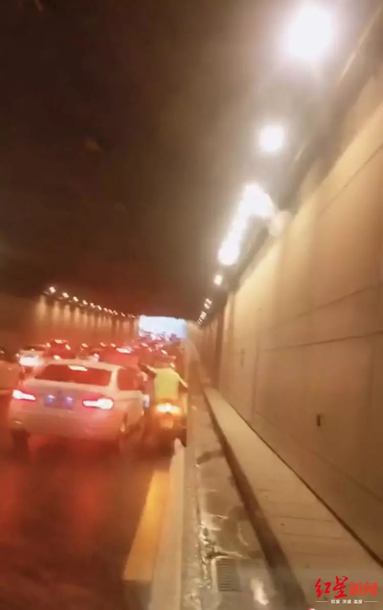 超酷！救护车遇堵，>机车小哥挨个敲车窗开道