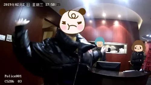 奇葩！为“示范”自己咋挨打，杭州女子给民警一个大嘴巴子