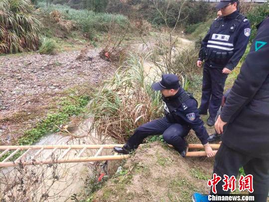 采茶女风雨中被困河对岸 民警合力搭“生命梯”救援