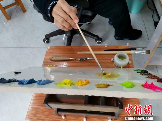 双胞胎“瓷娃娃”卧病在床10余年 自学画画开画室