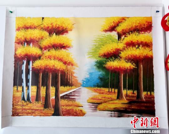 双胞胎“瓷娃娃”卧病在床10余年 自学画画开画室