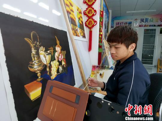 双胞胎“瓷娃娃”卧病在床10余年 自学画画开画室