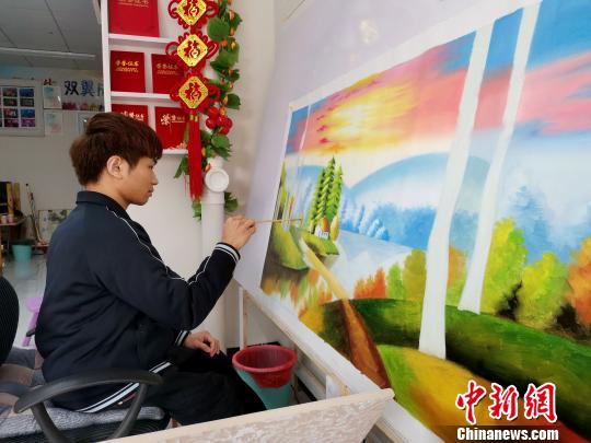 双胞胎“瓷娃娃”卧病在床10余年 自学画画开画室