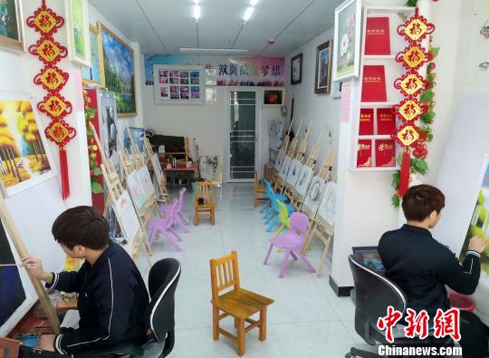 双胞胎“瓷娃娃”卧病在床10余年 自学画画开画室
